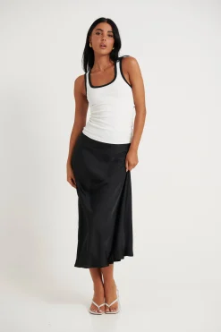 Skirts><noscript><img width=