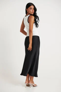 Skirts><noscript><img width=