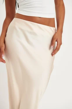 Skirts><noscript><img width=