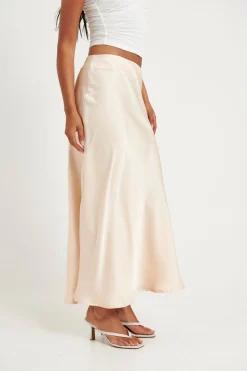 Skirts><noscript><img width=