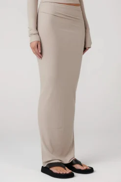 Skirts><noscript><img width=