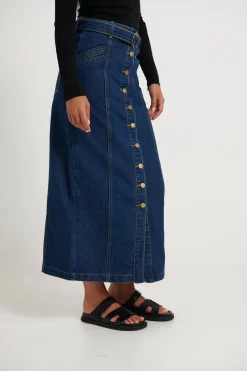 Skirts><noscript><img width=